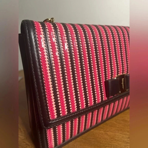 Ferragamo Ginny two-tone pink zigzag shoulder bag with gold chain shoulder strap - Picture 6 of 13